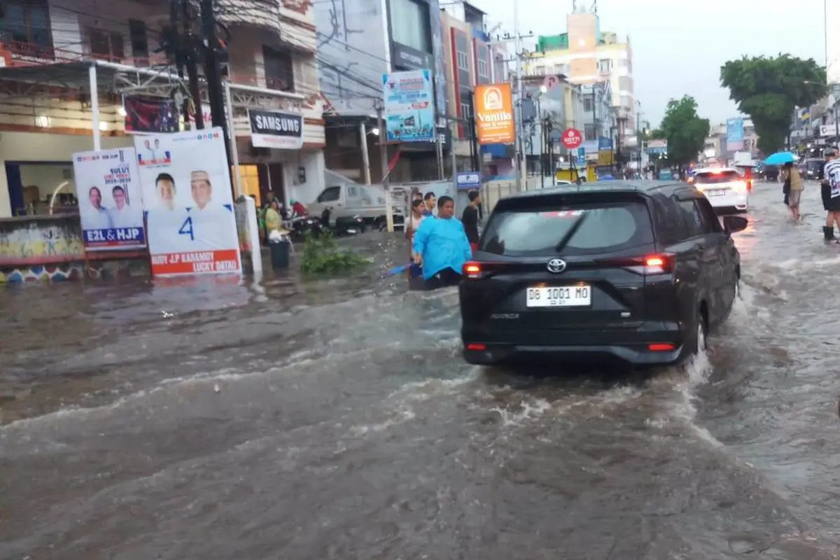 Hujan yang terjadi di Kota Manado pada, Selasa (1/10/2024), menyebabkan banjir di sejumlah kawasan di ibukota Provinsi Sulut itu.