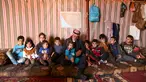 Abderrazaq Khatoun, beristirahat dengan 11 cucunya yang yatim piatu di dalam tenda di desa Harbanoush, di Idlib, Suriah pada 11 Maret 2021. Perang Suriah yang merampas 13 anak Khatoun dan salah satu istrinya, membuat kakek 83 tahun itu membesarkan 11 cucu yatim piatu sendirian. (Ahmad al-ATRASH/AFP)