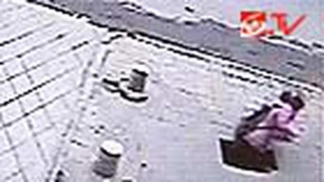 Wanita Cina Terperosok ke Lubang Trotoar