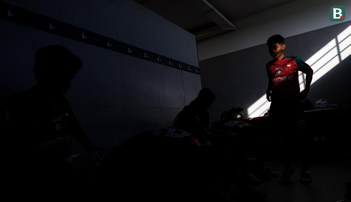 Rombongan KKS sangat semangat dan mulai sibuk mempersiapkan diri sejak pagi buta. Kali ini, mereka berlatih dan menimba ilmu di akademi klub tersukses di Liga Portugal, yaitu Benfica. (Bola.com/Bagaskara Lazuardi)