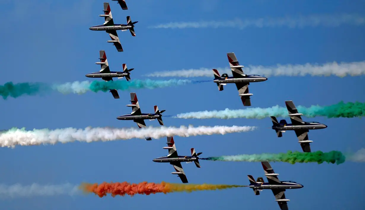 Tim yang tampil pada Dubai Airshow tahun ini antara lain Frecce Tricolori, tim aerobatik Angkatan Udara Italia; Fursan Al Emarat, tim aerobatik Angkatan Udara Uni Emirat Arab; Sarang, tim helikopter Angkatan Udara India; dan August 1st, tim demonstrasi aerobatik Angkatan Udara Tentara Pembebasan Rakyat (Chinese Air Force). (AP Photo/Kamran Jebreili)