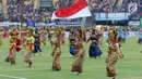 Penari mengenakan pakaian adat daerah saat tampil pada jeda laga pembuka turnamen Piala Presiden 2018 antara Persib melawan Sriwijaya FC di Stadion GBLA, Bandung, Selasa (16/1). Laga dimenangkan Persib 1-0. (Liputan6.com/Helmi Fithriansyah)