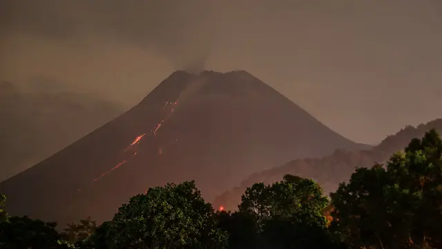 Luncurkan Lava Pijar, Begini Penampakan Gunung Merapi