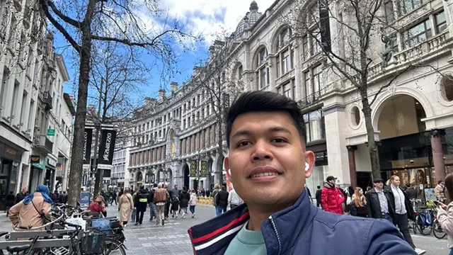 WNI bernama Aris Munandar saat berada di Meir, jalan yang menjadi lokasi pusat perbelanjaan di Kota Antwerp, Belgia.