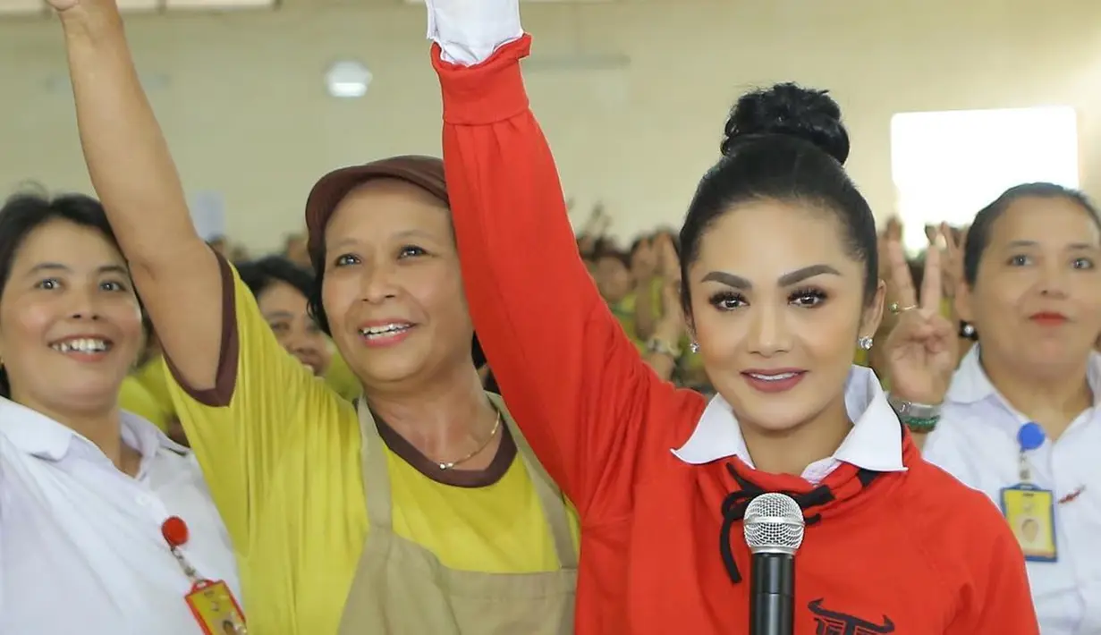 KD dan Tim di lapangan masih terus bekerja untuk mengawal perolehan suara. Karena hingga saat ini, perhitungan baru masih dalam tahap perhitungan di tingkat kecamatan. Krisdayanti dikabarkan berhasil mengungguli para petahana yang menjadi pesaingnya. (Liputan6.com/IG/@krisdayantilemos)