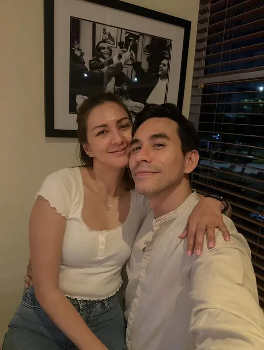 Momen manis dan sederhana yang bisa jadi inspirasi nih buat Sahabat FIMELA semua, dari pasutri yang pernikahannya sudah menginjak usia 18 tahun. [Foto: Instagram/darius_sinathrya]