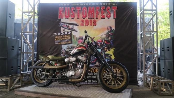 Belo Negoro, motor kostum berbasis Harley-Davidson Sportster Evolution  dijadikan hadiah diundi di Kostumfest 2018 yang digelar di Jogja Expo Center, Yogyakarta, 6-7 Okotber 2018. (Herdi Muhardi)