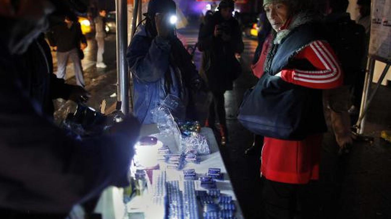 Listrik padam akibat 'Sandy', penjual senter marak di New York