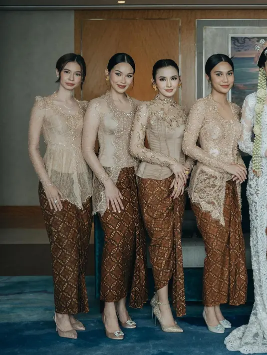 Sedangkan Yuki Kato tampil dengan kebaya berkerah boat neck dan lengan puffy. Kemudian Mahalini dengan kebaya modern berkerah turtleneck. [@yukikt].