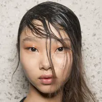 Saatnya tampil fresh dengan efek glossy pada eye makeup. (www.elle.com)