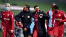 Pemain Bayer Leverkusen mengenakan masker saat istirahat babak pertama pada laga Bundesliga di Weserstadion, Bremen, Senin (18/5/2020). Bayer Leverkusen menang 4-1 atas Werder Bremen. (AP/Stuart Franklin)