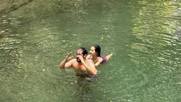 Tak hanya itu, wanita yang masih betah melajang di usia 30 tahun ini juga gembira bisa berenang di sungai pedalaman NTT. Pevita suka dengan wisata hidden gem.  (Liputan6.com/IG/pevitapearce)