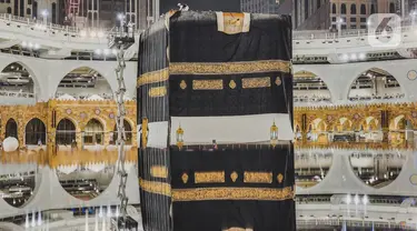 Petugas saat mengganti kain penutup Ka'bah (Kiswah) dengan yang baru di Masjidil Haram, kota suci Makkah, Arab Saudi (18/7/2023). (FOTO:MCH PPIH ARAB SAUDI 2023)