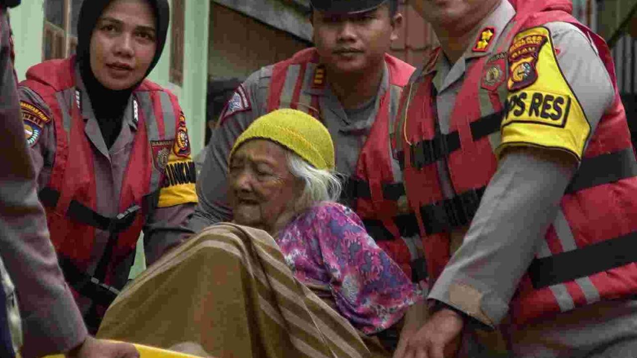 Aksi Heroik Perwira Polisi di Rokan Hulu Evakuasi Nenek Sahar Berusia Hampir Seabad dari Banjir
