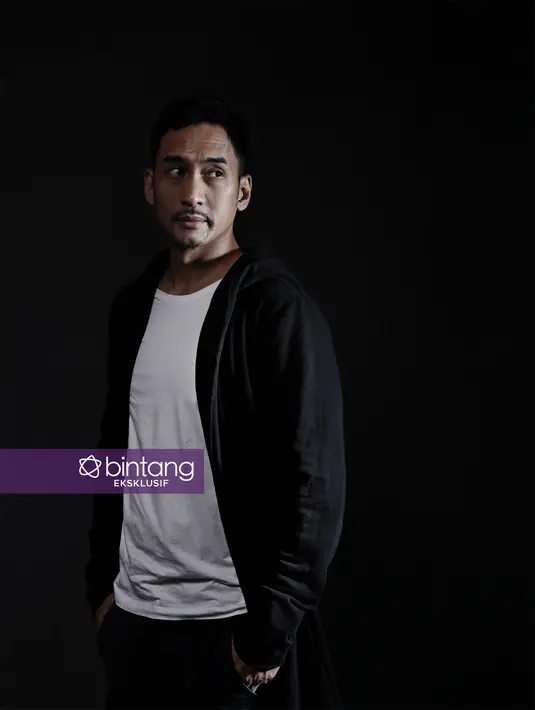 "Gue selalu merasa kejadian kemarin nggak lebih parah dari meninggalnya orangtua gue. Ini memang cobaan yang berat, tapi bukan berarti gue harus drop. Secara mental gue sudah pernah jatuh di bawah," ujar Restu Sinaga. (Bambang E. Ros/Bintang.com)