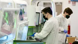 Ilmuwan laboratorium medis mengawasi tes PCR COVID-19 di Sonora Quest Laboratory, Phoenix, Selasa (11/1/2022). Sebagai lab pengujian diagnostik terbesar di Arizona, Sonora Quest menjalani hampir 30.000 tes PCR COVID-19 pada 4 Januari, terbanyak sejak pandemi dimulai. (AP Photo/Ross D. Franklin)