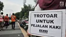 Koalisi Pejalan Kaki saat aksi Tamasya Trotoar Kita di jalur pedestrian GBK, Jakarta (9/12). Mereka menuntut pemerintah, terutama penyelenggara ajang olahraga GBK untuk menyediakan fasilitas kantong parkir. (Merdeka.com/Iqbal S. Nugroho)