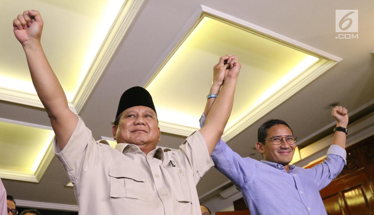 Ekspresi capres-cawapres nomor urut 02 Prabowo Subianto (kiri) dan Sandiaga Uno usai memberi ketarangan terkait hasil putusan sidang Mahkamah Konstitusi (MK) di Jakarta, Kamis (27/6/2019). Prabowo dan Sandiaga menerima hasil putusan MK terkait sengketa Pilpres 2019. (Liputan6.com/Angga Yuniar)