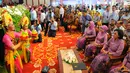 Menteri Keuangan Sri Mulyani (kanan) menyaksikan tarian saat membuka DhawaFest Pesona 2019 di Kementerian Keuangan, Jakarta, Rabu (8/5/2019). DhawaFest Pesona 2019 pada tanggal 8-10 Mei 2019. (Liputan6.com/Angga Yuniar)