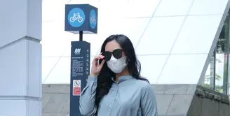 Kamu bisa mencoba mengkombinasikan Basic Shirt dengan Ankle Cullote. Basic Shirt dengan katun akan lebih nyaman saat berada di transportasi umum. (Foto: ThenBlank)