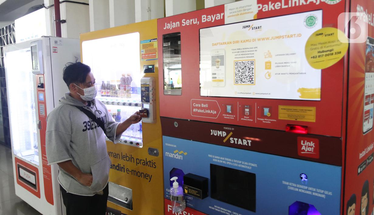 Konsumen bertransaksi dengan uang elektronik di Jakarta, Rabu (2/12/2020). Saat ini frekuensi transaksi mandiri e-money telah menembus 650 juta transaksi dengan nilai yang mencapai Rp10 triliun pada Januari-September 2020 lalu. (Liputan6.com/Angga Yuniar)