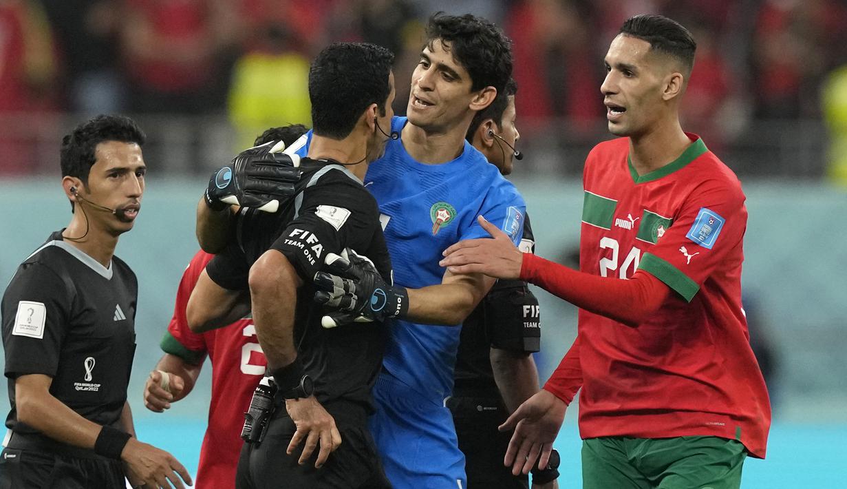 Yassine Bounou (tengah) meminta wasit agar tidak memberikan hukuman tambahan berupa pemberian kartu kepada pemain Maroko yang melakukan protes. (AP Photo/Frank Augstein)