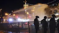 Polisi Israel menggunakan meriam air untuk membubarkan pengunjuk rasa Palestina dari daerah dekat Gerbang Damaskus ke Kota Tua Yerusalem setelah bentrokan di kompleks Masjid Al-Aqsa (7/6/2021). (AP Photo/Mahmoud Illean)