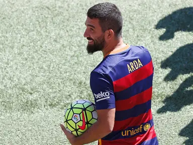 Arda Turan, pemain asal Turki yang direkrut Barcelona dari Atletico Madrid sebesar 41 juta euro diperkenalkan secara resmi kepada publik dalam suatu acara di Camp Nou, Barcelona. Jumat (10/7/2015). (AP Photo/Manu Fernandez)