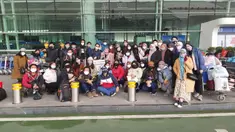 Sejumlah Warga Negara Indonesia (WNI) yang akan dievakuasi berpose bersama di Bandara Internasional Tianhe, Wuhan, Hubei, China, Sabtu, (1/2/2020). Sebanyak 245 WNI di Wuhan akan dievakuasi ke Indonesia terkait merebaknya virus corona di kota tersebut. (foto:Duta Besar RI di Beijing)