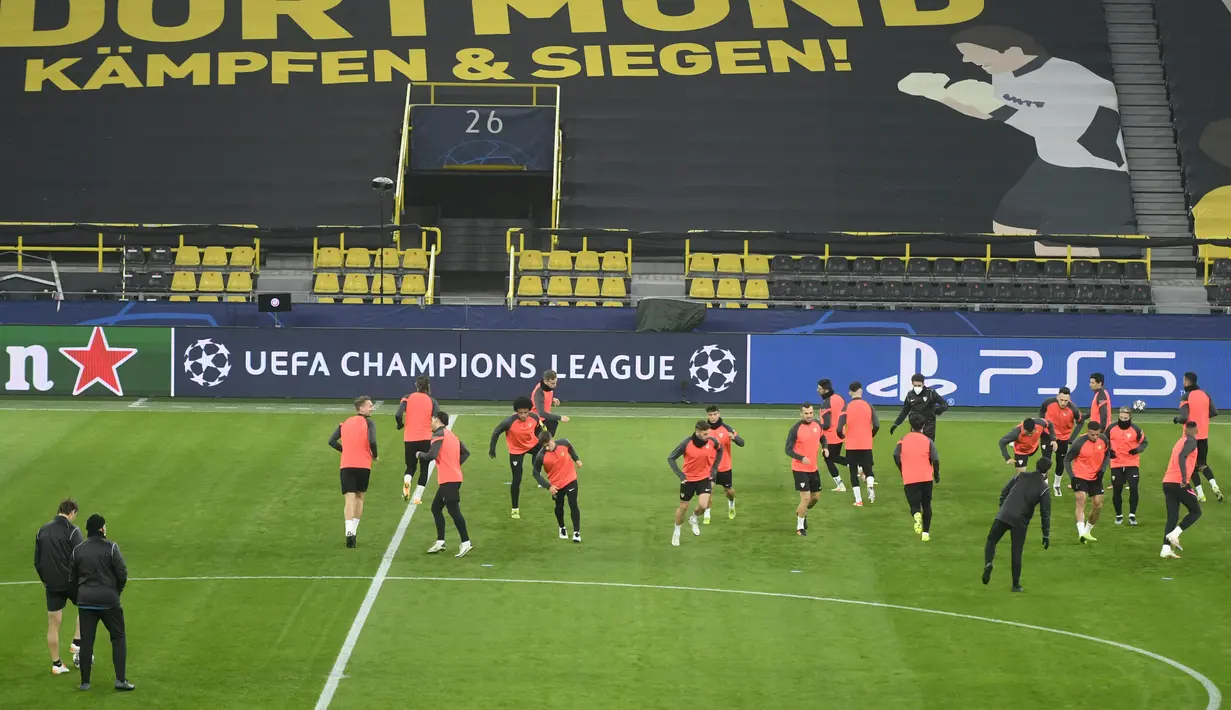 Para pemain Sevilla melakukan pemanasan selama sesi latihan tim di Signal Iduna Park, Dortmund, Jerman (8/3/2021). Borussia Dortmund sebelumnya berhasil mengalahkan Sevilla dengan skor 3-2 di leg pertama. (Ina FASSBENDER / AFP)