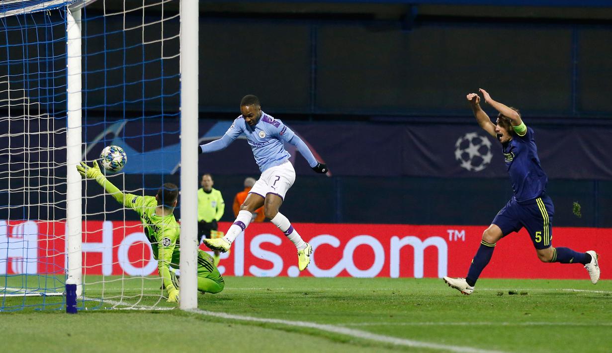 Pemain Manchester City Raheem Sterling (tengah) mencetak gol yang kemudian dianulir saat menghadapi Dinamo Zagreb pada pertandingan Grup C Liga Champions di Stadion Maksimir, Zagreb, Kroasia, Rabu (11/12/2019). Manchester City menang 4-1 dan jadi juara Grup C Liga Champions. (AP Photo/Darko Bandic)