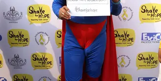 "Aku rela menjadi botak agar anak-anak pasien kanker bisa terus tersenyum," kata Indra Bekti atas partisipasinya di program ‘Shave For Hope 2015’. (Galih W. Satria/Bintang.com)