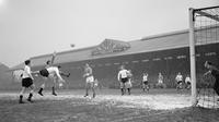 Pertandingan Boxing Day antara Fulham dan Manchester United di Craven Cottage pada 1962. MU menang 1-0 pada laga tersebut. (Daily Mail). 