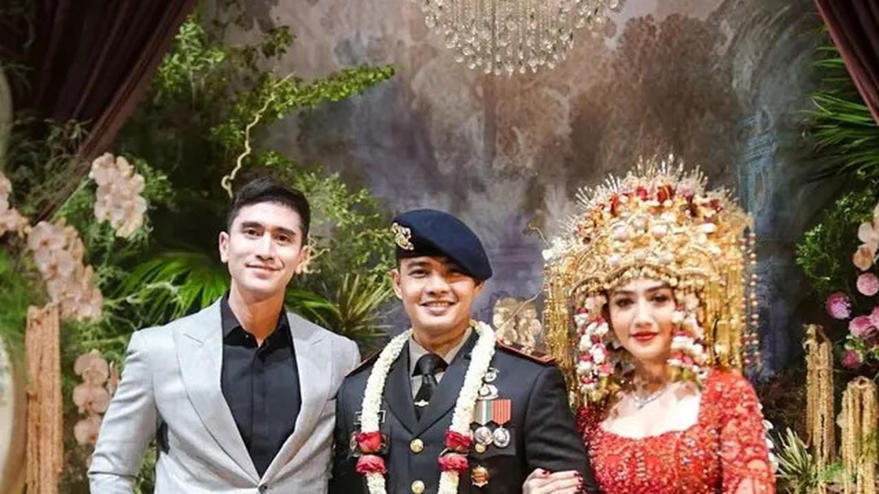 7 Potret Verrell Bramasta ke Nikahan Mantan, Doakan Febby Rastanty dan Suami