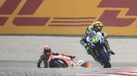 Valentino Rossi diduga menendang motor Marc Marquez hingga terjatuh pada GP Malaysia di Sirkuit Sepang, Minggu (25/10/2015). (crash.net)