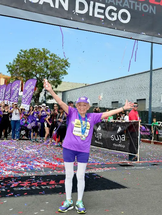 Harriette Thompson (92) asal Amerika menjadi wanita tertua yang berhasil menyelesaikan lomba lari maraton sejauh 41 km dengan catatan waktu 7 jam, 24 menit dan 36 detik pada 31 Mei 2015. (Jerod Harris/Getty Images for Rock 'n' Roll Marathon Series/AFP)