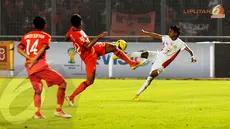 Rohit Chand (Persija Jakarta - tengah) berusaha menahan bola yang ditendang Ricky Akbar Chorella (Semen Padang) (Liputan6.com/Helmi Fithriansyah) 