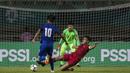 Bek Timnas Indonesia, Nurhidayat Haris, menekel gelandang Thailand, Hassawat Nopnate, pada laga PSSI 88th U-19 di Stadion Pakansari, Jawa Barat, Minggu (23/9/2018). Kedua negara bermain imbang 2-2. (Bola.com/Vitalis Yogi Trisna)