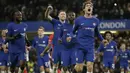 Para pemain Chelsea merayakan gol Marcos Alonso (kanan) saat melawan Southampton pada laga Premier League di Stamford Bridge, London, (16/12/2017). Chelsea menang 1-0. (AP/Tim Ireland)