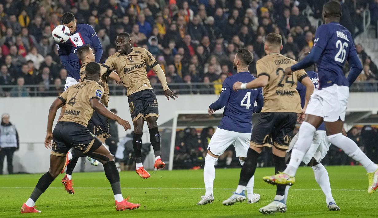 Tiga gol Lens masing-masing disumbangkan oleh Przemyslaw Frankowski, Lois Openda, dan Alexis Claude-Maurice. Sementara, satu-satunya gol dari PSG dicetak oleh Hugo Ekitike. (AP Photo/Thibault Camus)