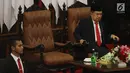 Wakil Presiden Jusuf Kalla mendengarkan Presiden Joko Widodo menyampaikan Pidato Kenegaraan pada Sidang Tahunan MPR 2019 di Kompleks Parlemen, Jakarta, Jumat (16/8/2019). Jokowi akan menyampaikan pidato dalam tiga sesi dengan tema yang berbeda selama acara berlangsung. (Liputan6.com/Johan Tallo)