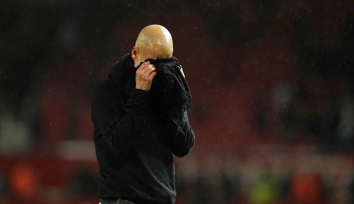 Ekspresi pelatih Manchester City Pep Guardiola usai anak asuhnya menghadapi Manchester United pada pertandingan Liga Inggris di Old Trafford, Manchester, Inggris, Minggu (8/3/2020). Manchester United menang 2-0. (AP Photo/Dave Thompson)