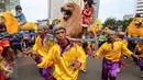 Kesenian Sisingaan Jaipong ikut meramaikan parade kebudayaan "Aksi Kita Indonesia" di Bundaran HI, Jakarta, Minggu (4/12). Selain membuat suasana meriah, pertunjukan kesenian asal Subang itu mengundang perhatian dari masyarakat (Liputan6.com/Fery Pradolo)
