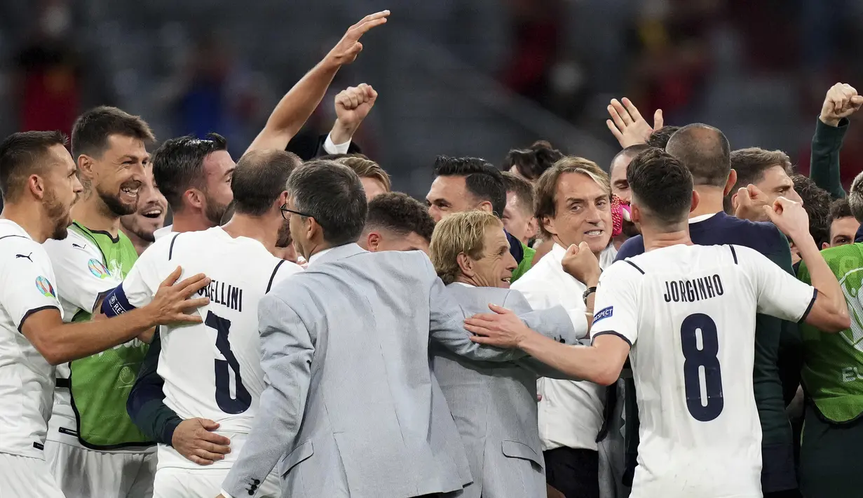 Pemain timnas Italia dan pelatih Roberto Mancini (kanan) merayakan kemenangan atas Belgia pada babak perempat final Euro 2020 / 2021 di Allianz Arena, Munich, Sabtu (3/7/2021) dinihari WIB. Italia sukses melenggang ke semifinal usai mendepak Belgia 2-1. (AP Photo/Matthias Schrader, Pool)