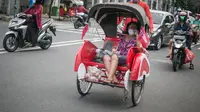 Keberadaan becak kayuh turut menguatkan keotentikan Pasar Gede sebagai pasar tradisional.