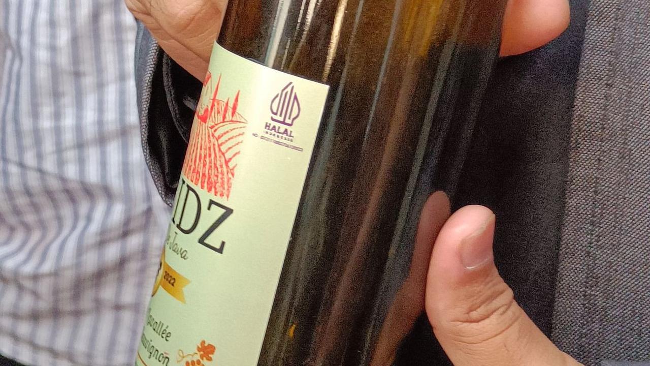 Pertama yakni tidak boleh mengonsumsi dan menggunakan nama dan atau simbol-simbol makanan dan atau minuman yang mengarah kepada kekufuran dan kebatilan.