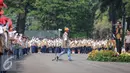 Seorang pelajar menghampiri Presiden Jokowi saat pembukaan kegiatan KKP di Istana Merdeka, Jakarta (18/11). Melalui program ini pemerintah berusaha menanamkan pandangan dasar dan mentalitas kepemimpinan pelajar. (Liputan6.com/Faizal Fanani)