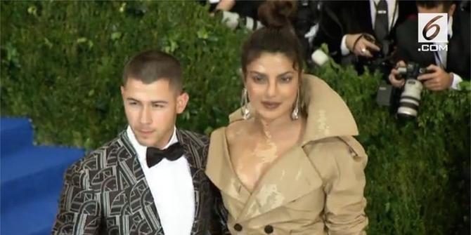 VIDEO: Nick Jonas-Priyanka Chopra Resmi Bertunangan