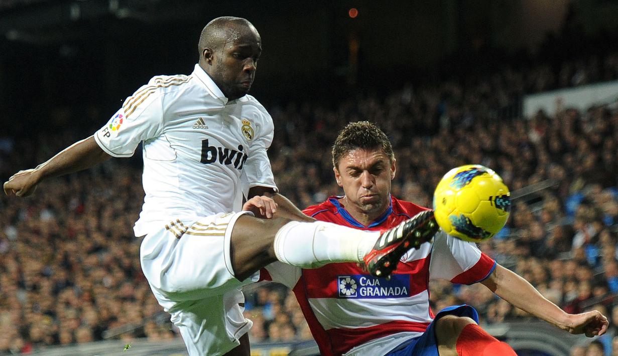 Real Madrid membeli Lassana Diarra pada 2009 dari Portsmouth seharga 20 juta euro. Ia cukup banyak mencatatkan penampilan meski sering mendapatkan rotasi. Selama tiga musimnya di Santiago Bernabeu, Diarra telah tampil sebanyak 116 laga dengan mencetak 1 gol dan 7 assist. (AFP/Dominique Faget)