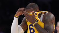 Bintang LA Lakers LeBron James pada laga NBA melawan Dallas Mavericks, Selasa (1/3/2022) atau Rabu pagi WIB. (AP Photo/Mark J. Terrill)